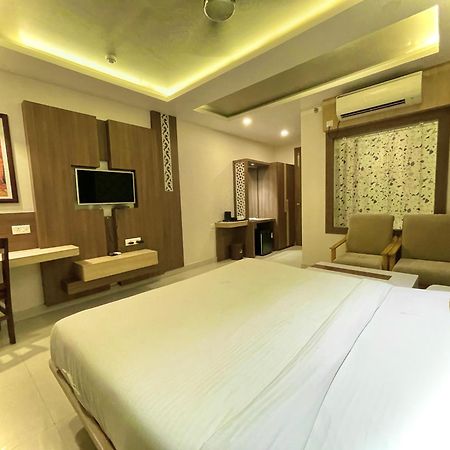 Hotel Kuber Palace ! Puri Near-Sea-Beach-And-Temple Fully-Air-Conditioned-Hotel With-Lift-And-Parking-Facility Exterior foto